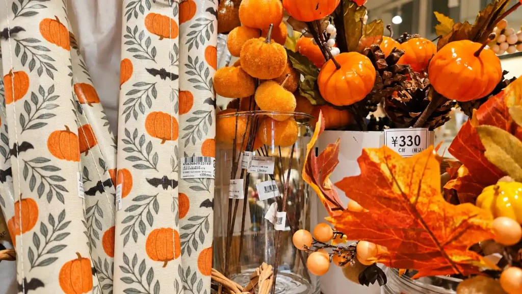 Japanese fall decor with pumpkins, autumn leaves and pumpkin-patterned textiles